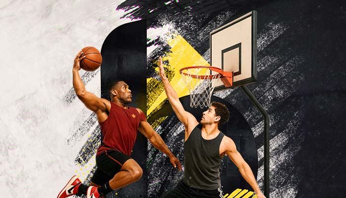 Basketballspieler im Dunk gegen Verteidiger am Korb