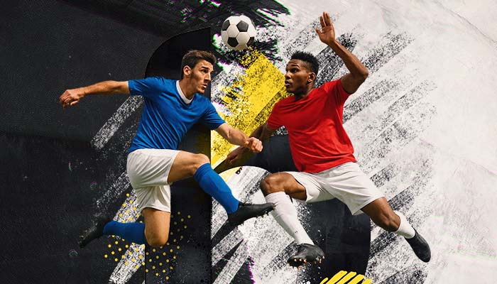 Fussballspieler im blauen und roten Trikot im Luftduell um den Ball